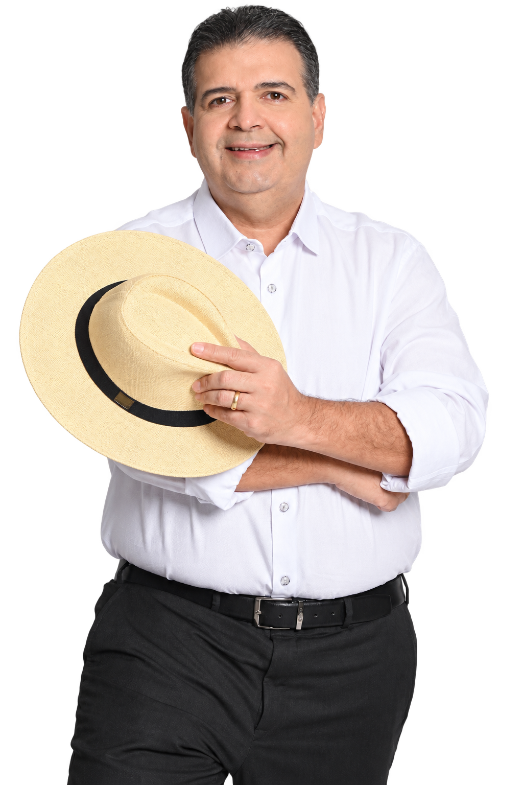 Felipe Mota segurando um chapéu