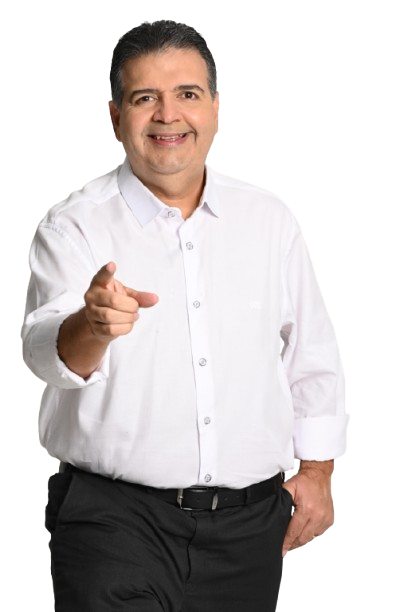 Felipe Mota apontando