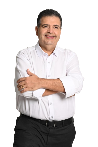 Felipe Mota de braços cruzados